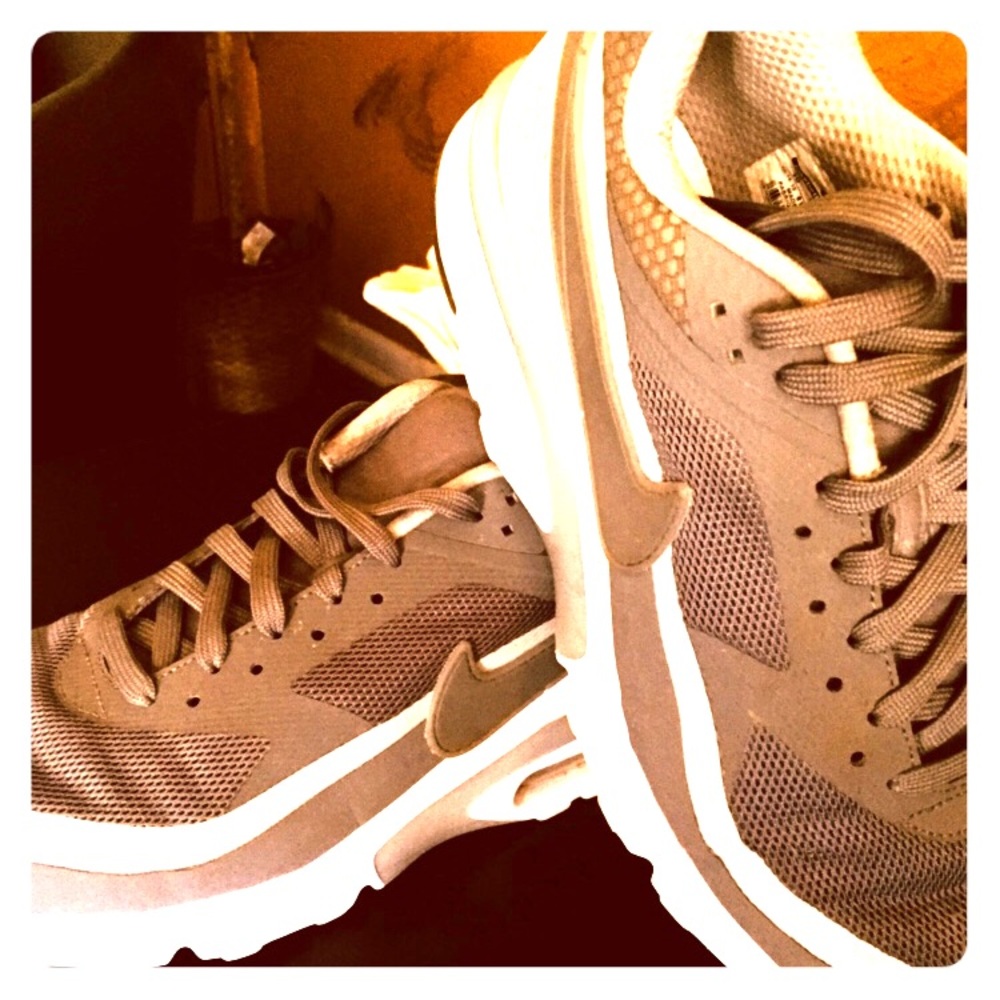 Gray Nike tennis shoes